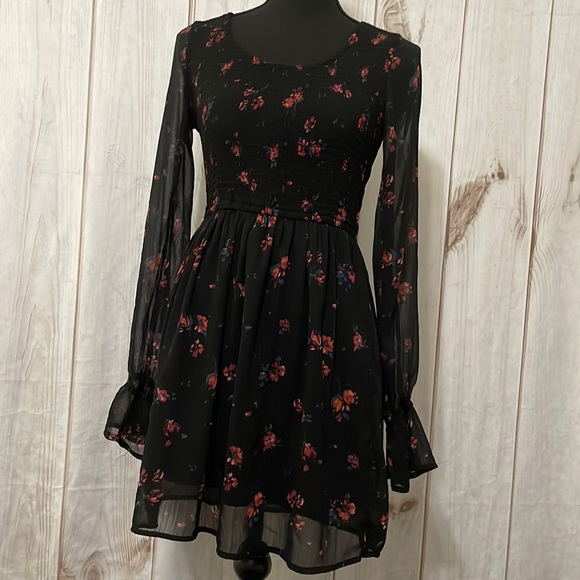 Hollister Dresses & Skirts - Hollister stretchy sheer lined dress